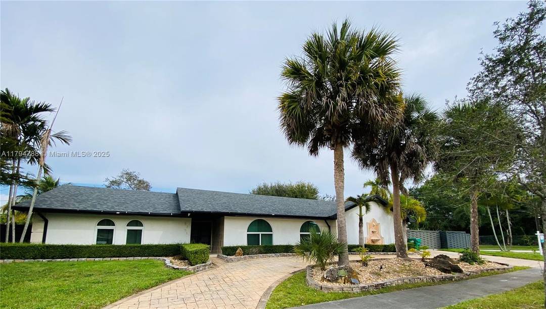 THIS IS A GEM IN THE HEART OF CUTLER BAY !