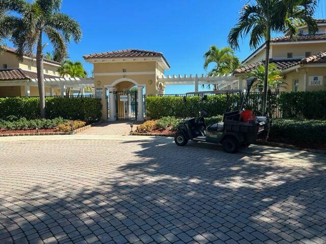 Beautiful 2 bedroom, 2 bath condo perfectly located in Lake Park !