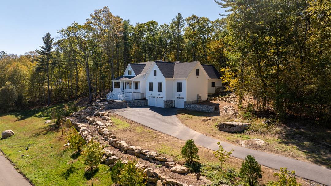 Introducing an exceptional new construction estate on the serene Lords Meadow Lane in Old Lyme, Connecticut, an exclusive collection of distinguished residences crafted for the most discerning buyers.