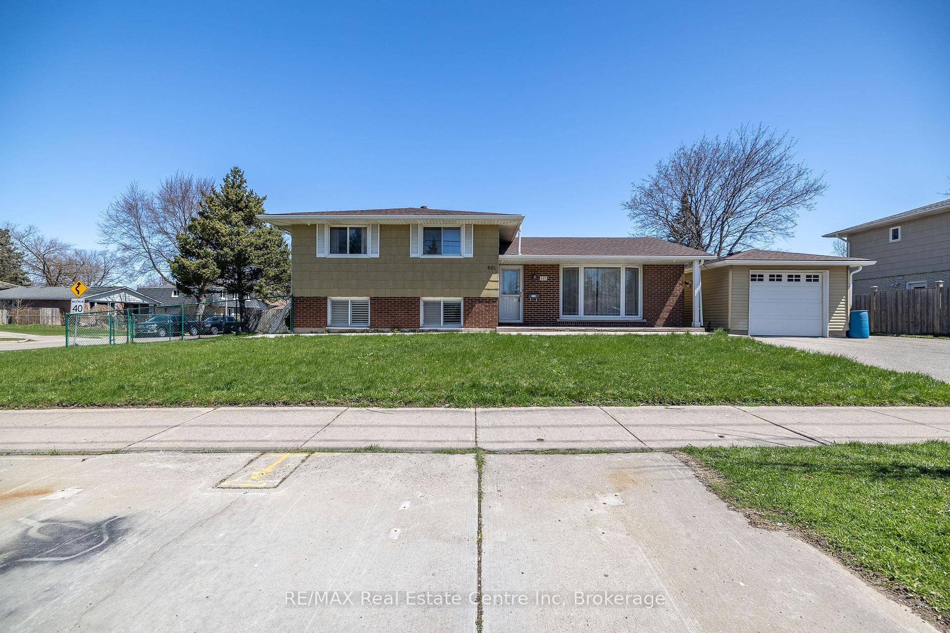 Charming 3 Bedroom Sidesplit Home Perfectly Located Near Amenities.