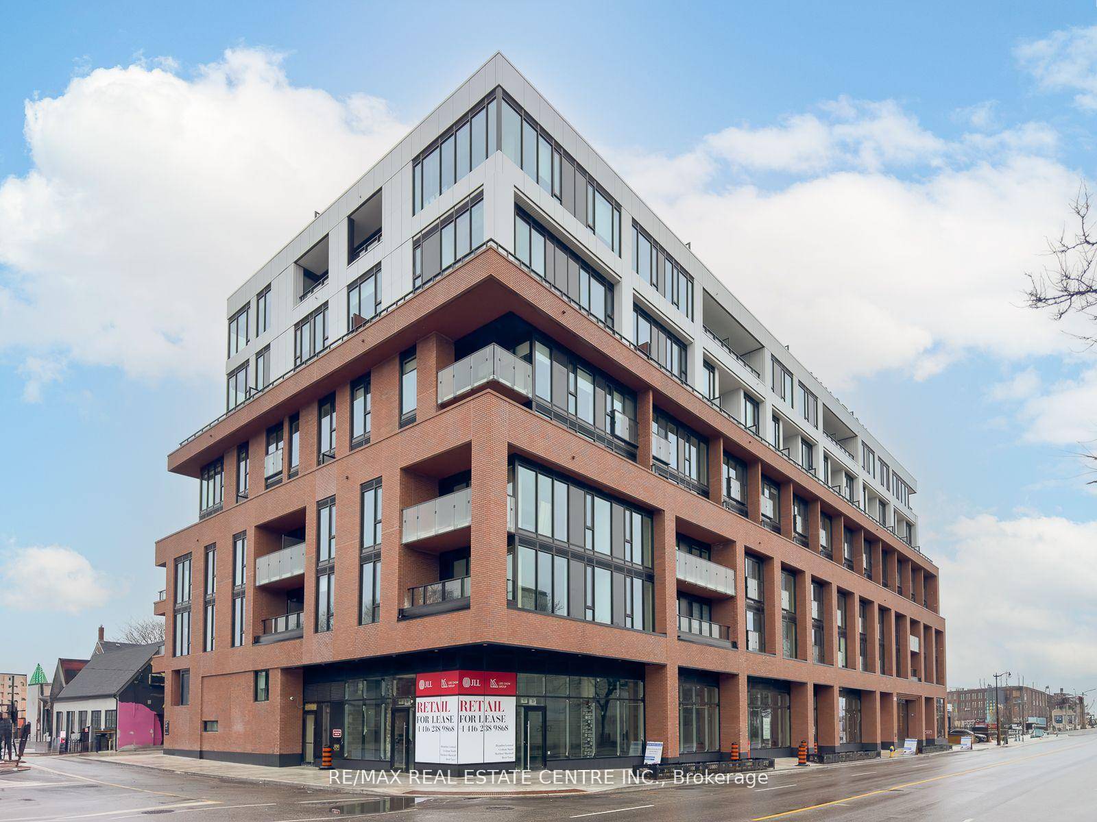 Welcome to this stylish 2 storey condo townhouse in Toronto's vibrant Junction area, offering 1, 100 sqft of modern living space plus a private terrace.