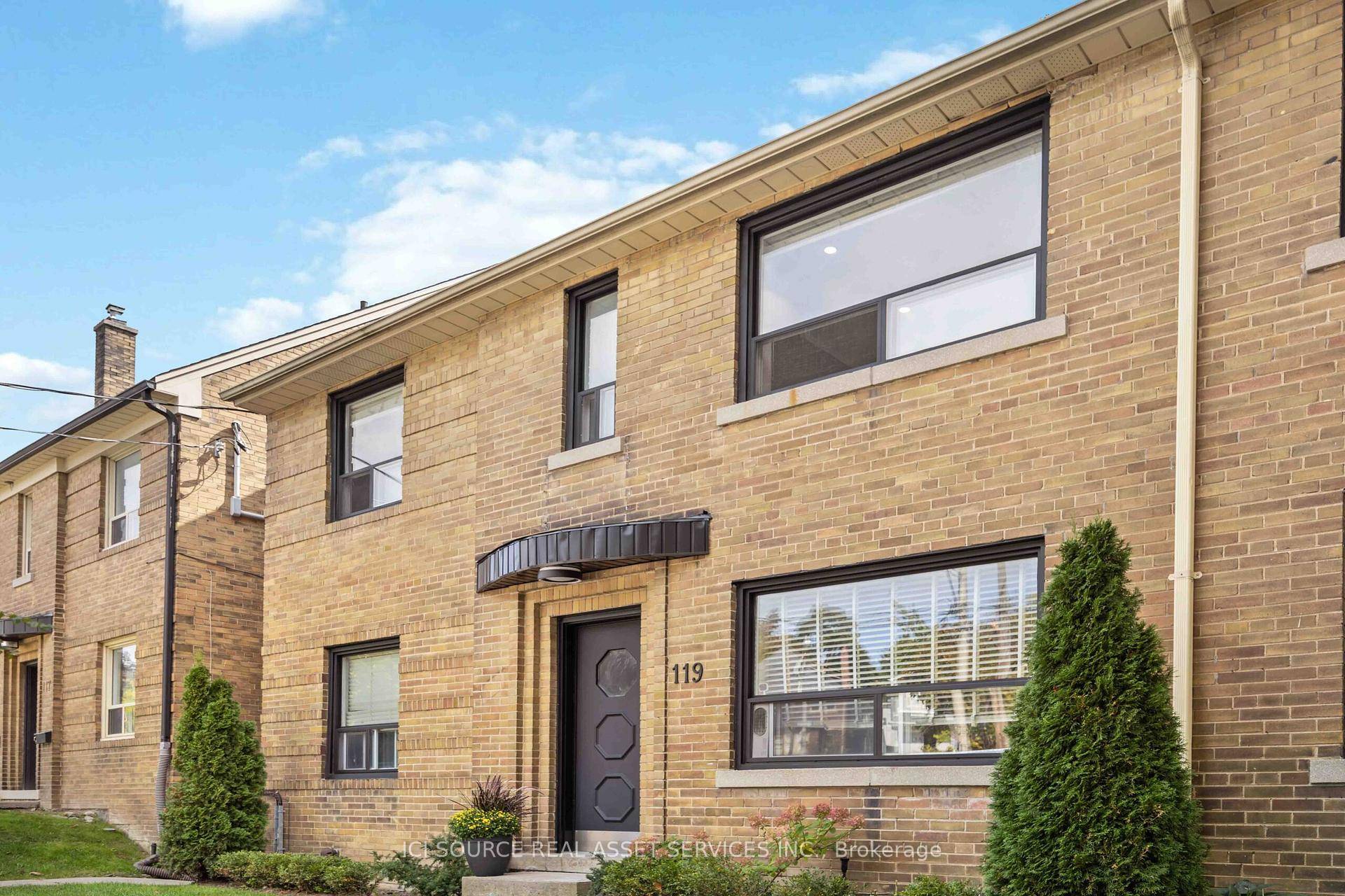 Spacious 1100sq ft 2 Bedroom in Lytton Park Apartment Located on Chatsworth Ravine.