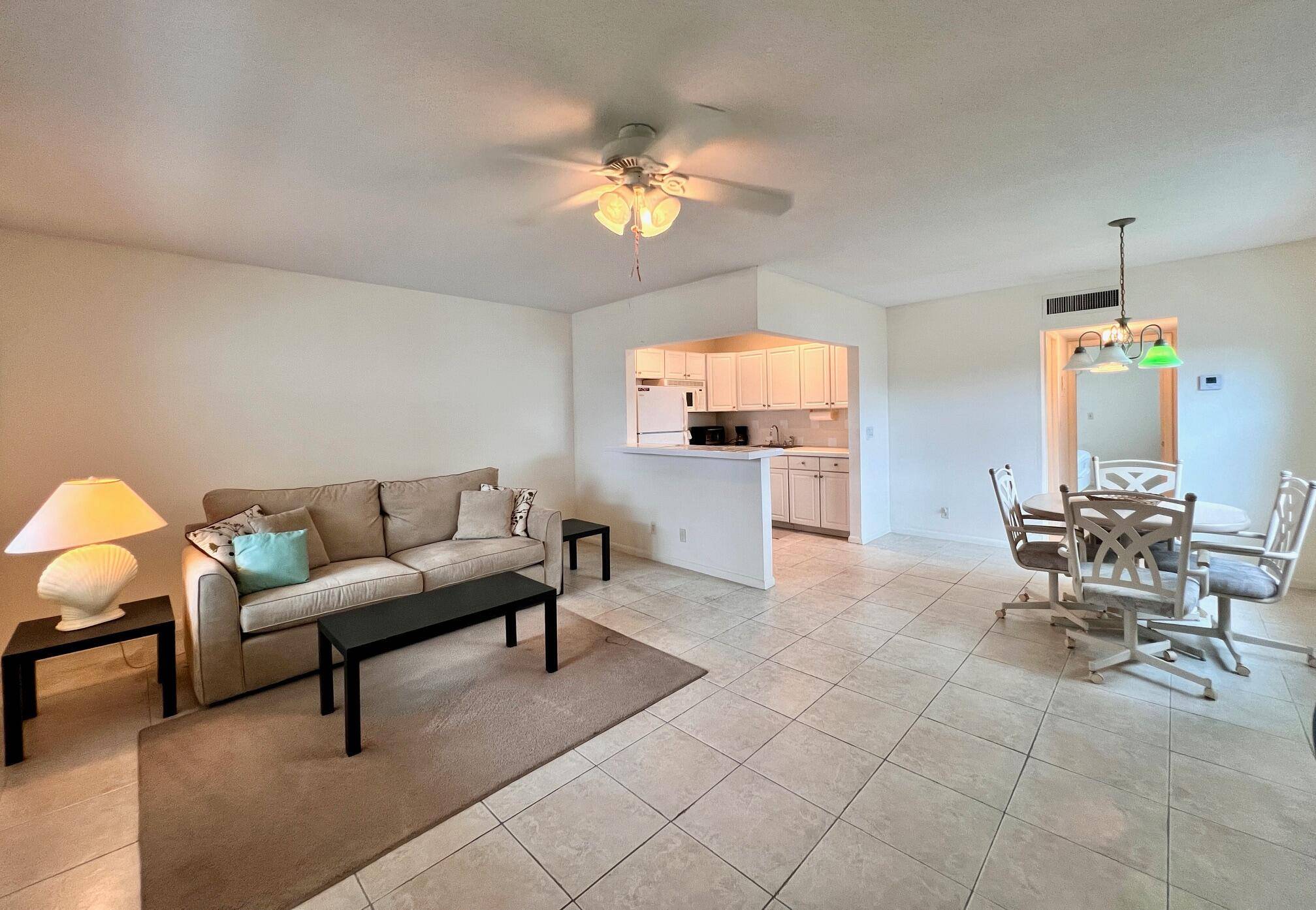 Lovely, Bright, and PET FRIENDLY in 55 Century Village !