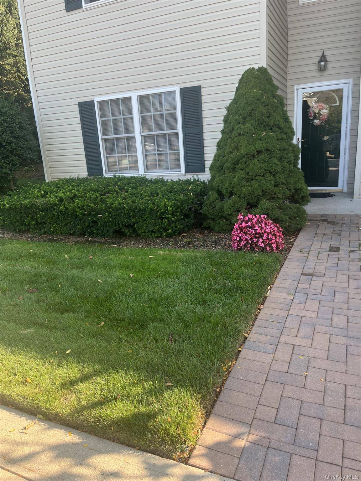 Rare opportunity ! MAIN LEVEL, END UNIT, 2 FULL BATHS, WOOD FLOORS, NEW KITCHEN SS APPLIANCES, PRIVATE BACKYARD, Hurry !