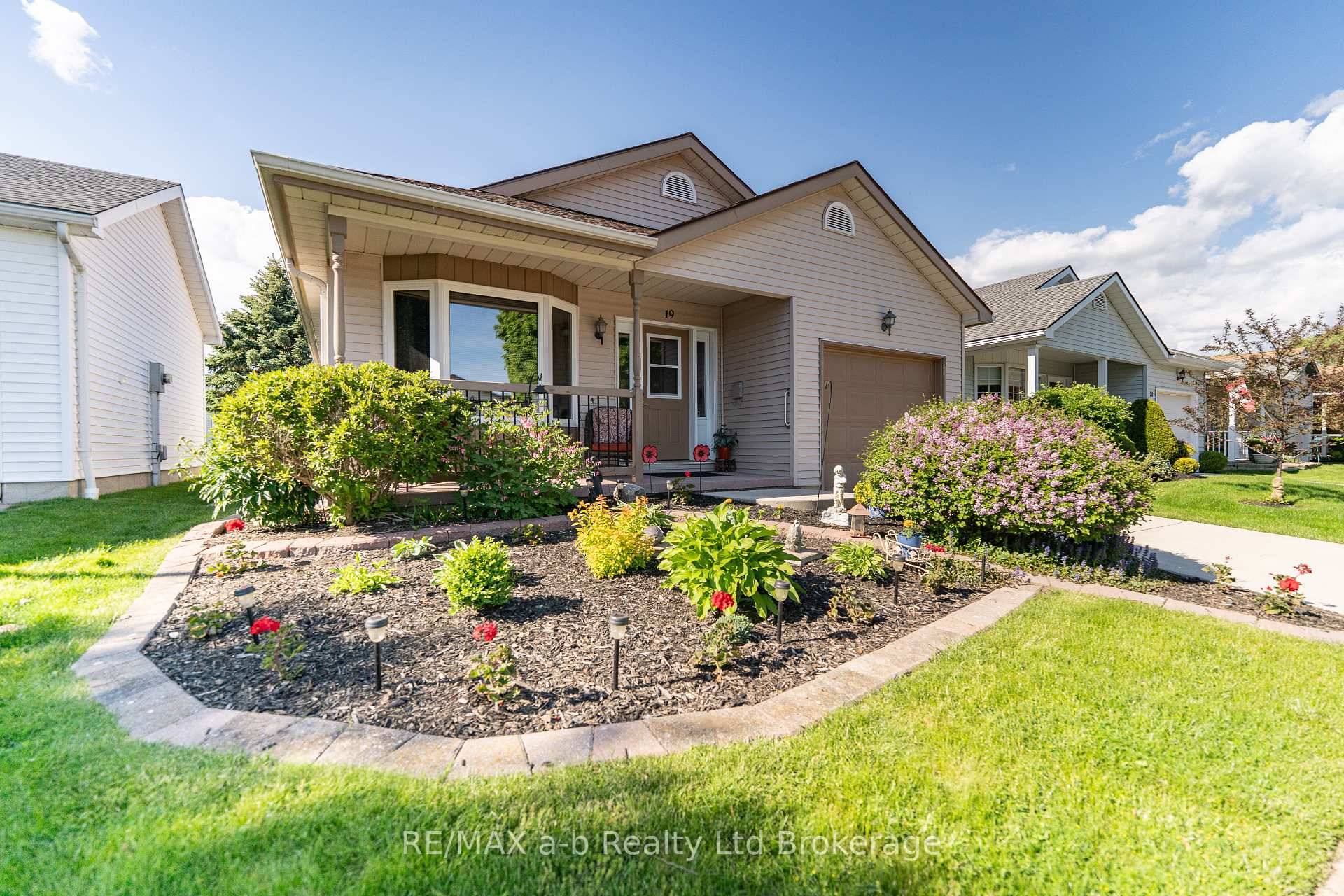 Welcome to this beautifully maintained Devon model bungalow, offering 1, 261 sq.