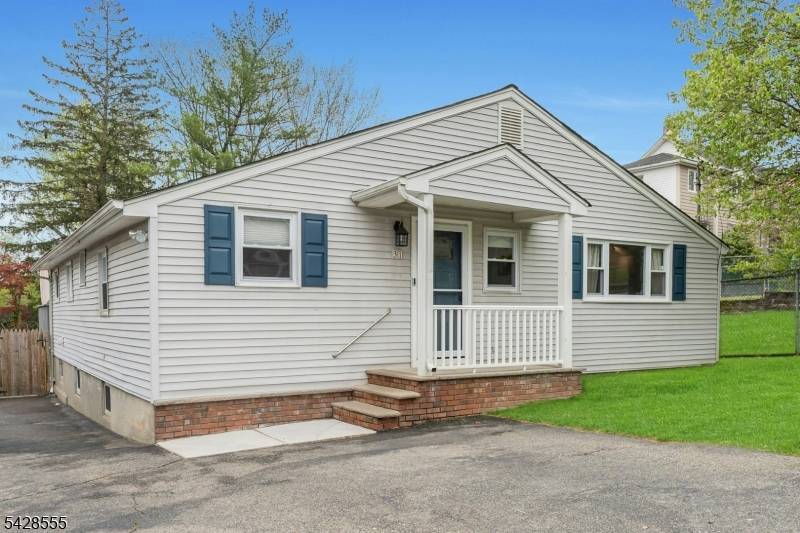 Welcome Home to 31 Roome St.