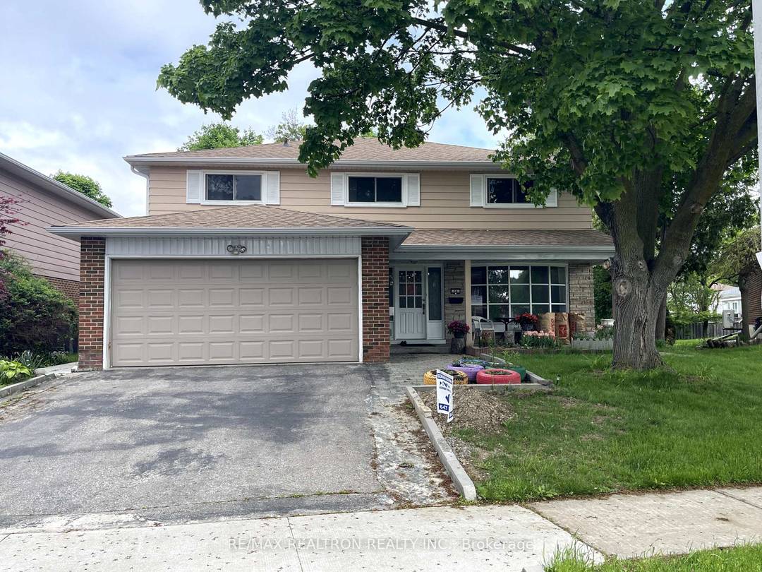 Spacious and bright one bedroom unit with ensuite available on the second floor of a well maintained home in a safe, quiet, convenientneighbourhood.