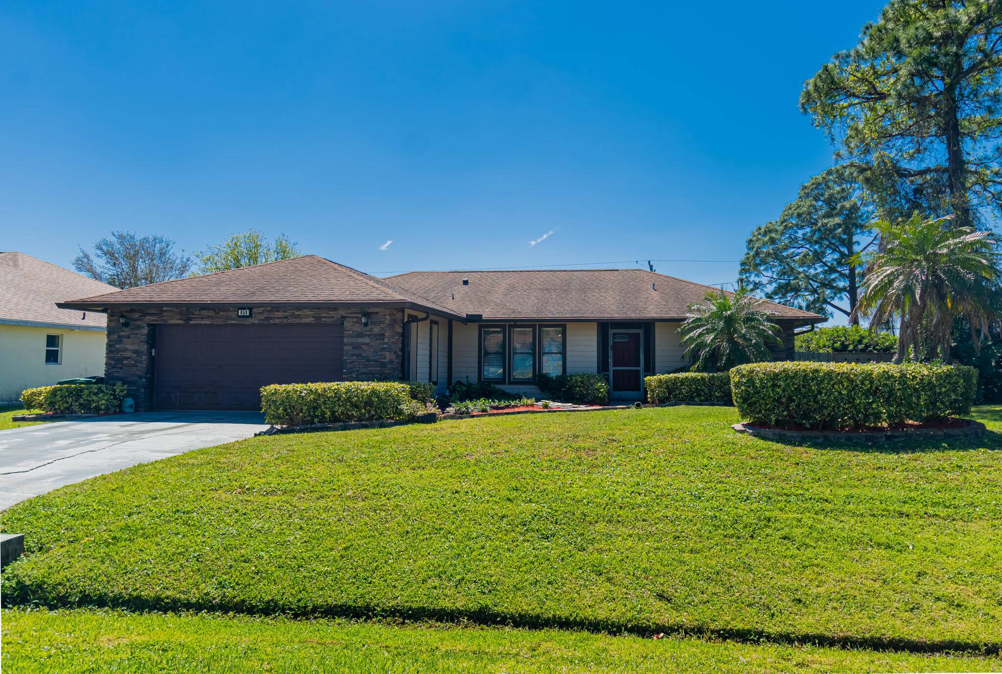 Check out this 3 2 2 CBS Pool home centrally located in Port St Lucie !