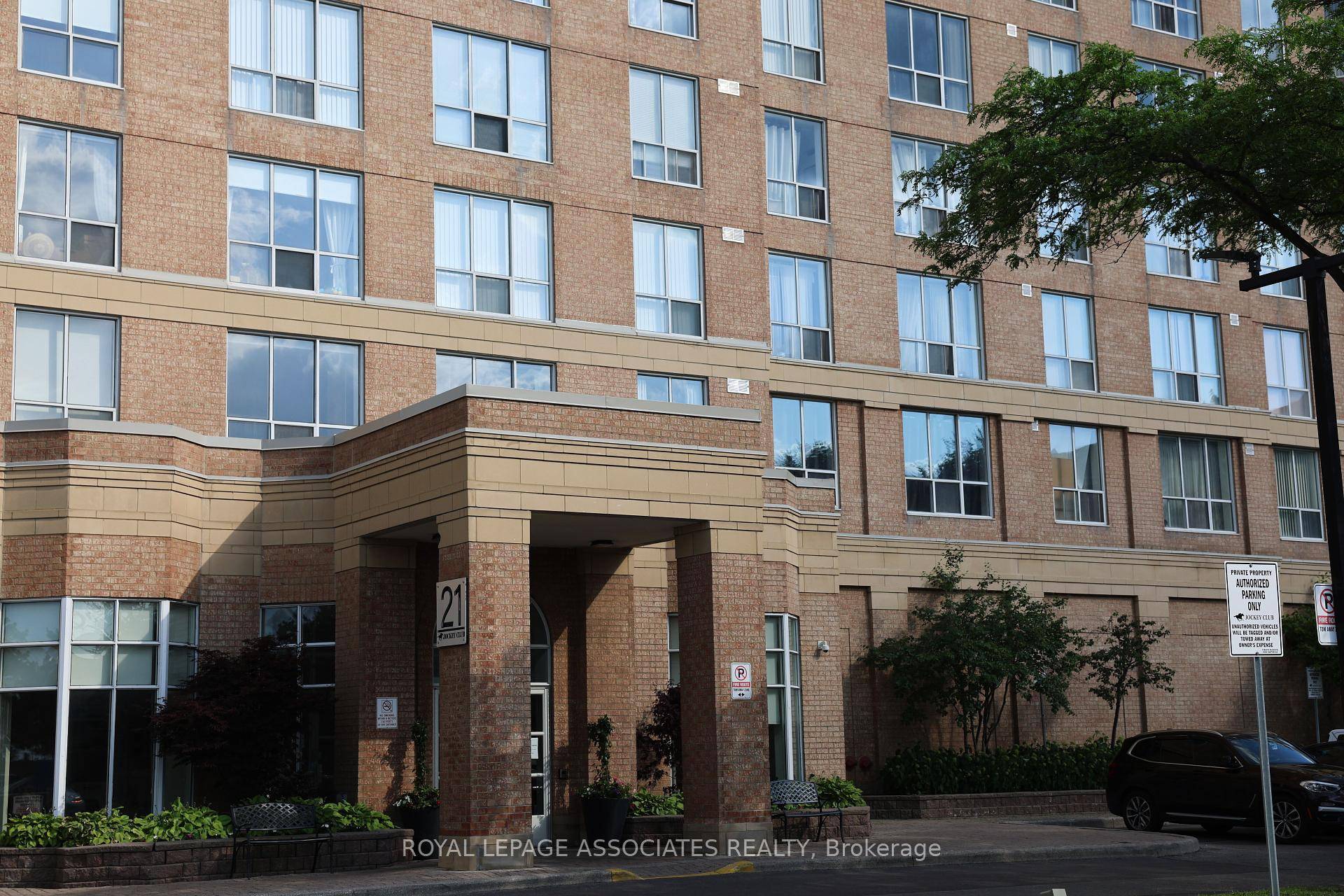 Discover this beautiful one bedroom condo at the Jockey Club on Overlea Blvd !