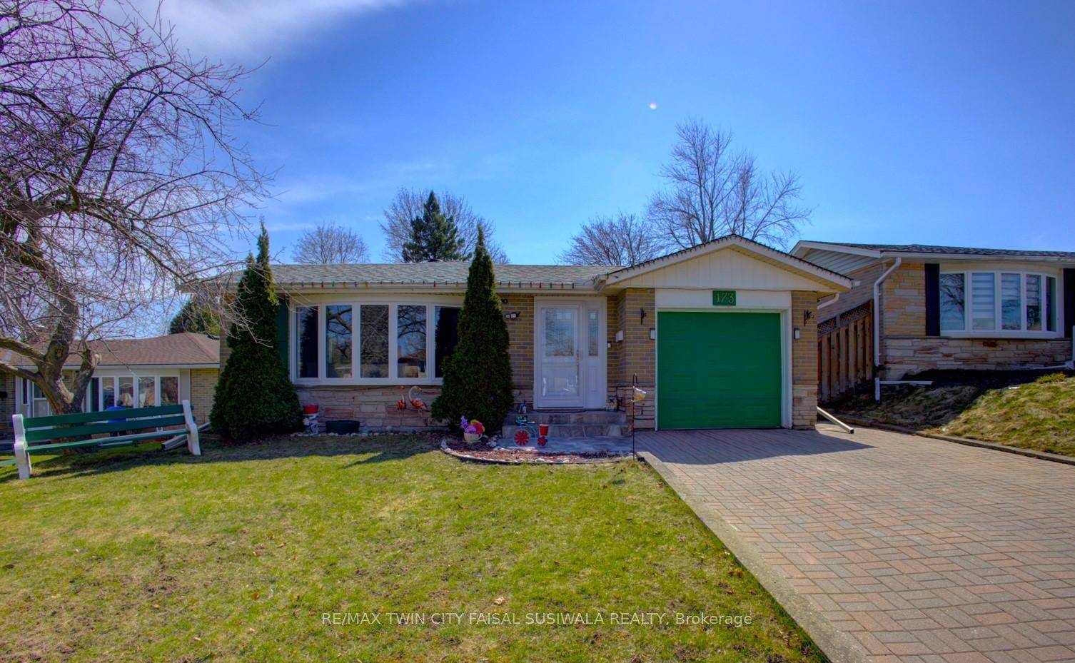 BRIGHT, OPEN CONCEPT BACKSPLIT WITH LARGE YARD amp ; ENTERTAINERS PATIO !