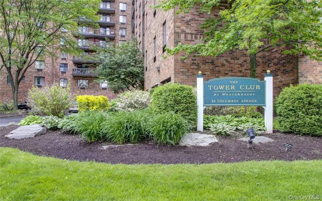 Second Floor 1, 050 square foot two bedroom two full bathroom beautiful unit has 10 foot ceilings, new kitchen amp ; new bathrooms, large living dining.