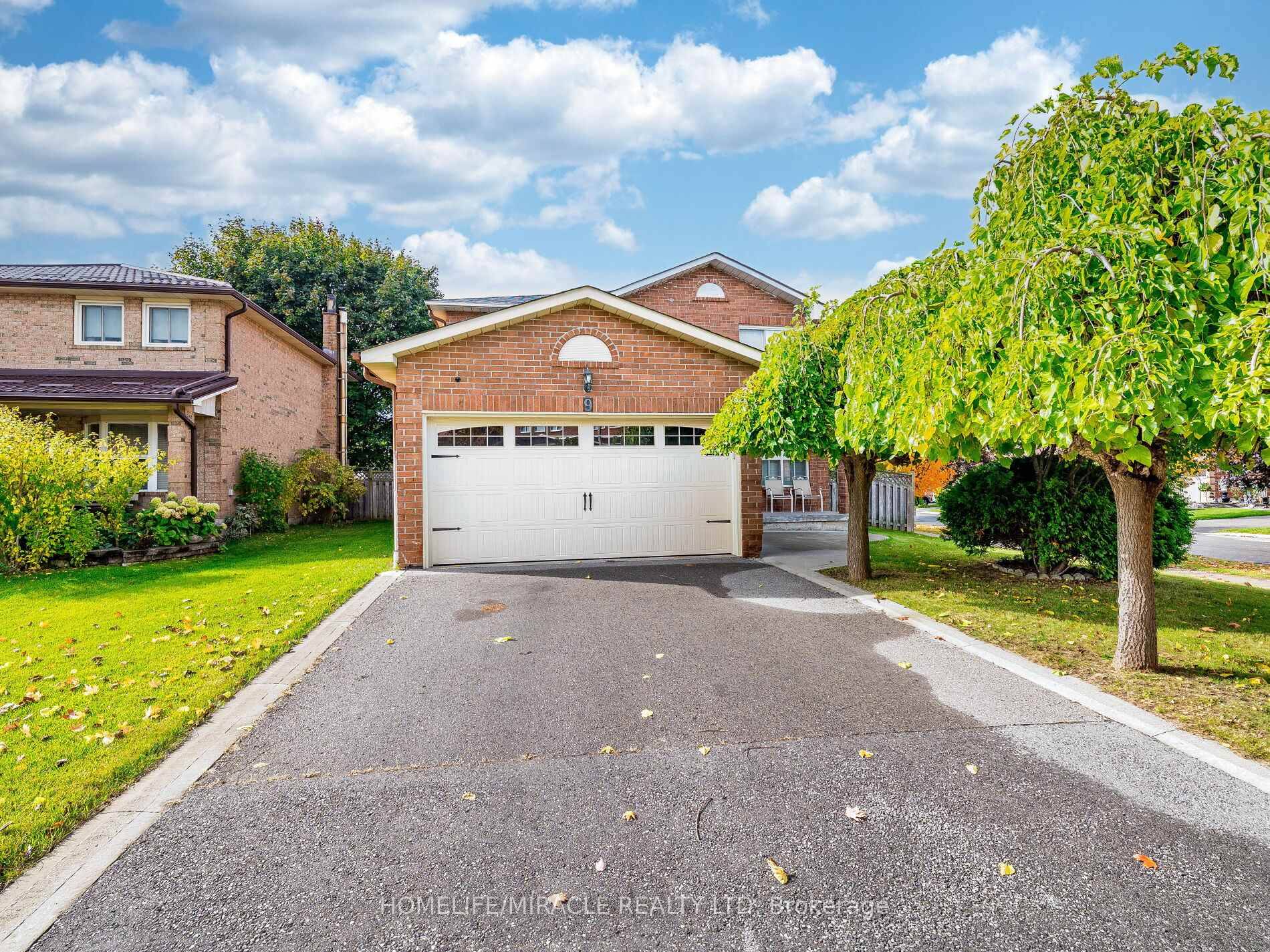 Charm meets convenience in this delightful detached abode nestled in the quiet mature neighbourhood of Heart lake West.