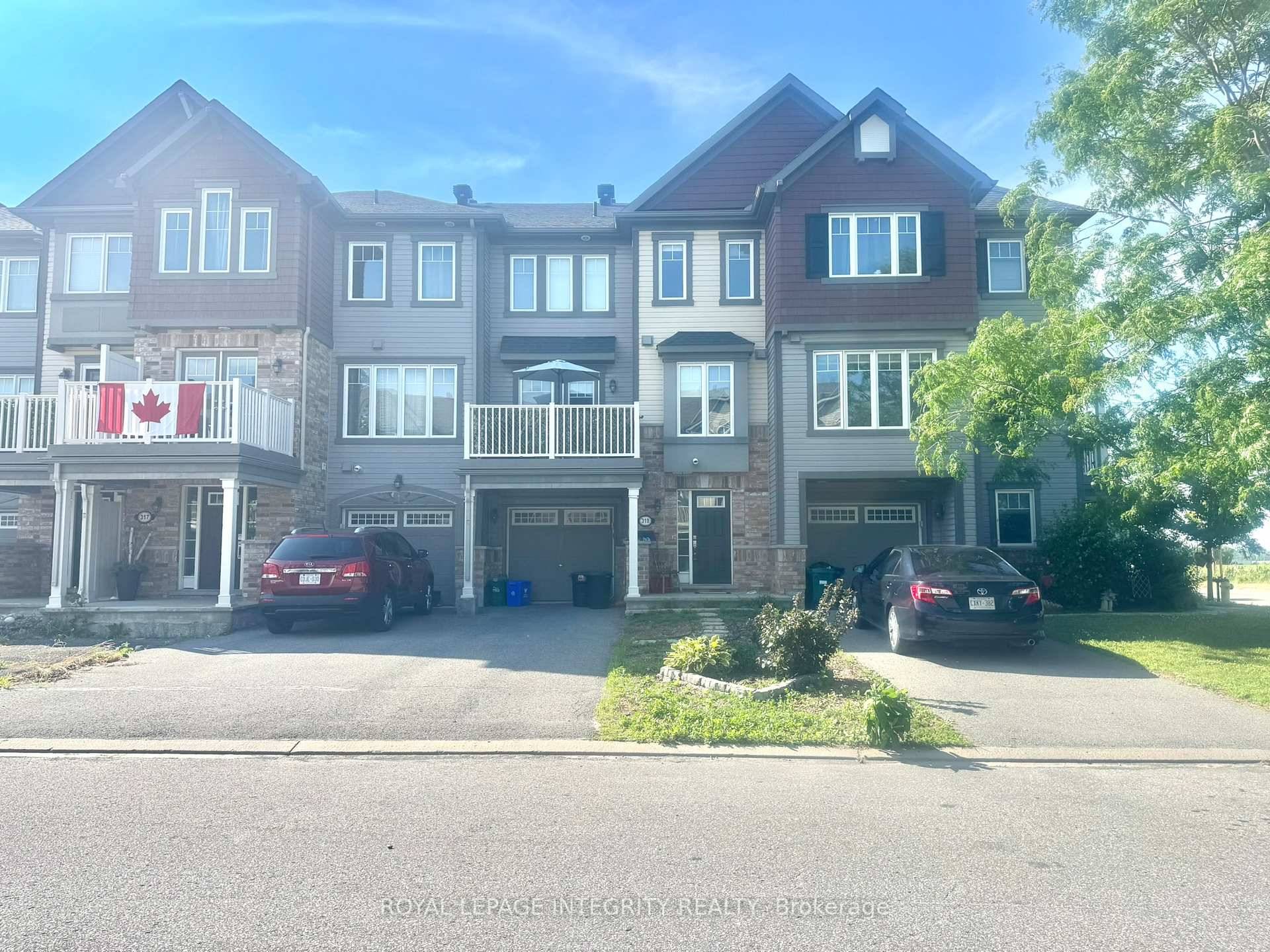 Beautiful and cozy two bedroom townhome available for rent !
