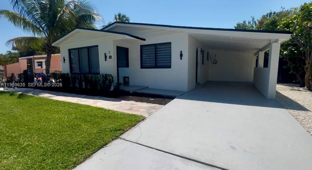 STUNNING FULLY REMODELED HOME NO HOA HUGE LOT !