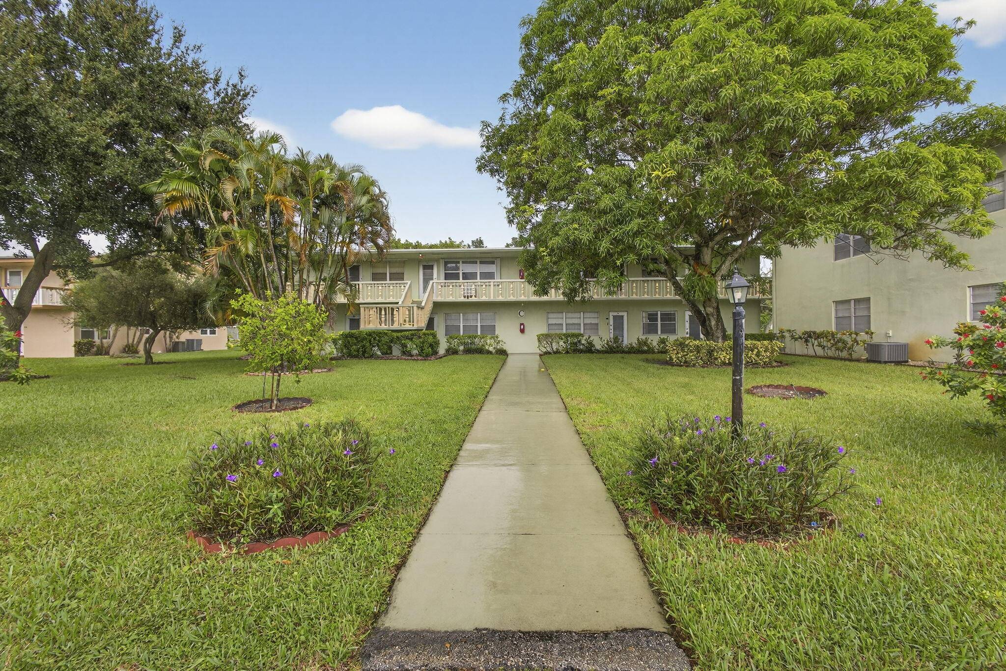 WELCOME TO THIS CHARMING GARDEN COND0 WITH LUSH LANDSCAPING.