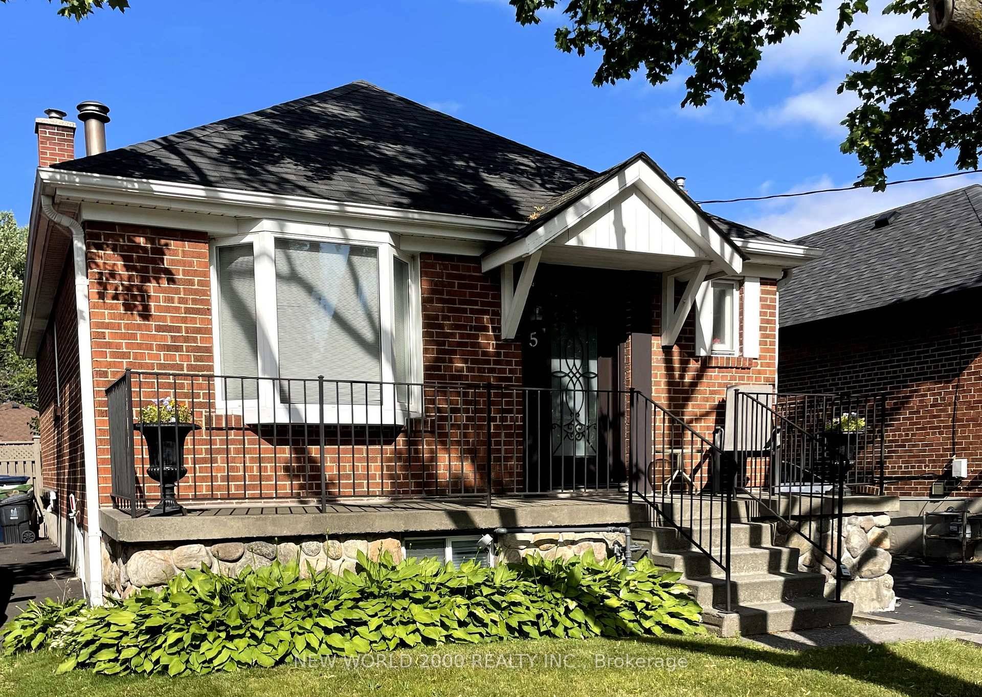 Fantastic Value ! Incredibly maintained, super Pride of Ownership by same owners for years and years.