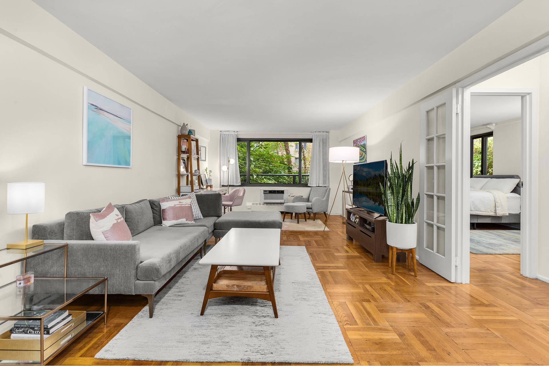 The Royal York, 420 East 64th Street, W1C is a spacious one bedroom that is waiting for you to call it home or your next investment opportunity !