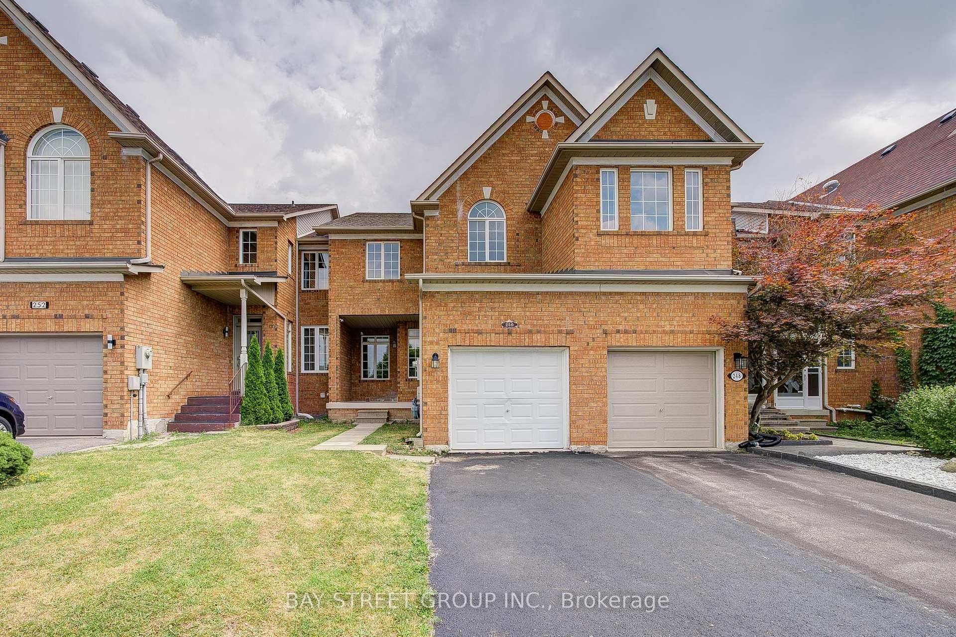 Stunning Renovated Home in Richmond Hill High demond Area Move In Ready !