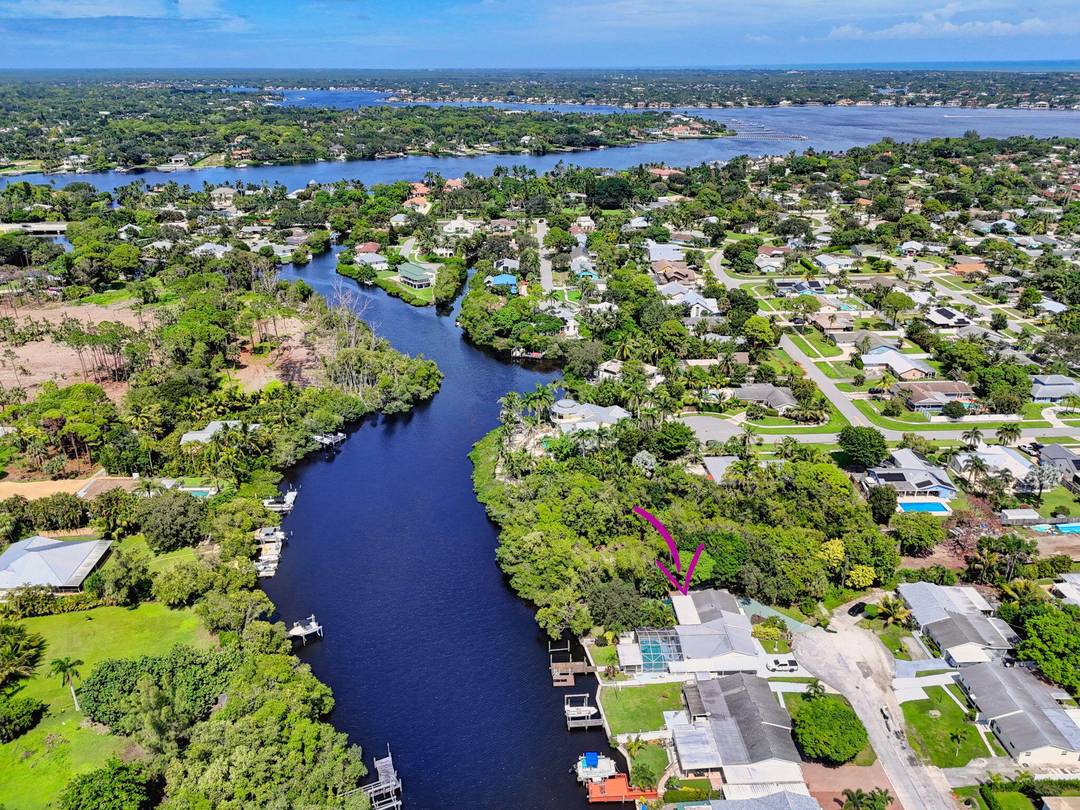Charming waterfront retreat on Jones Creek !