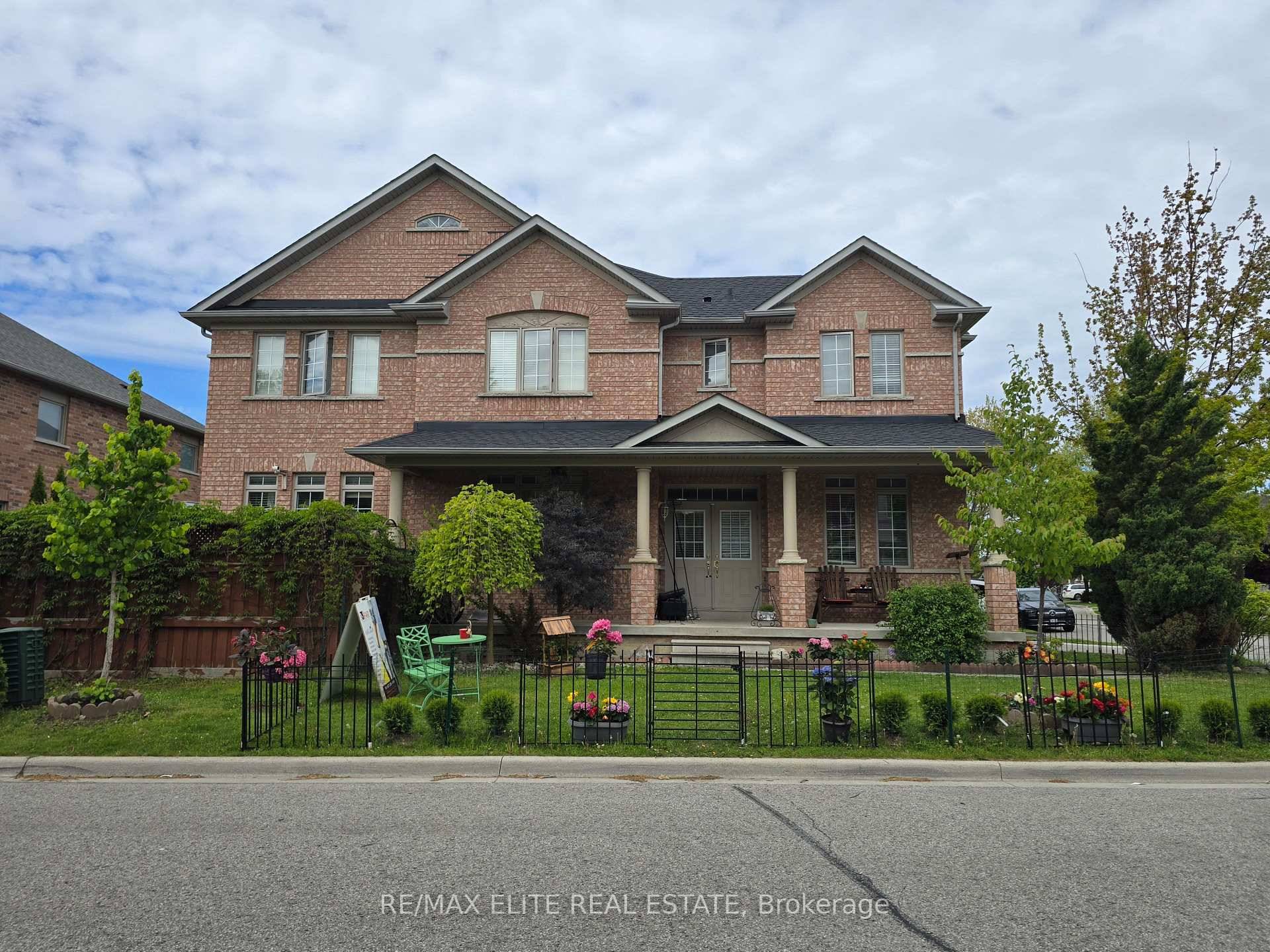 Prime Thornhill Woods Location !