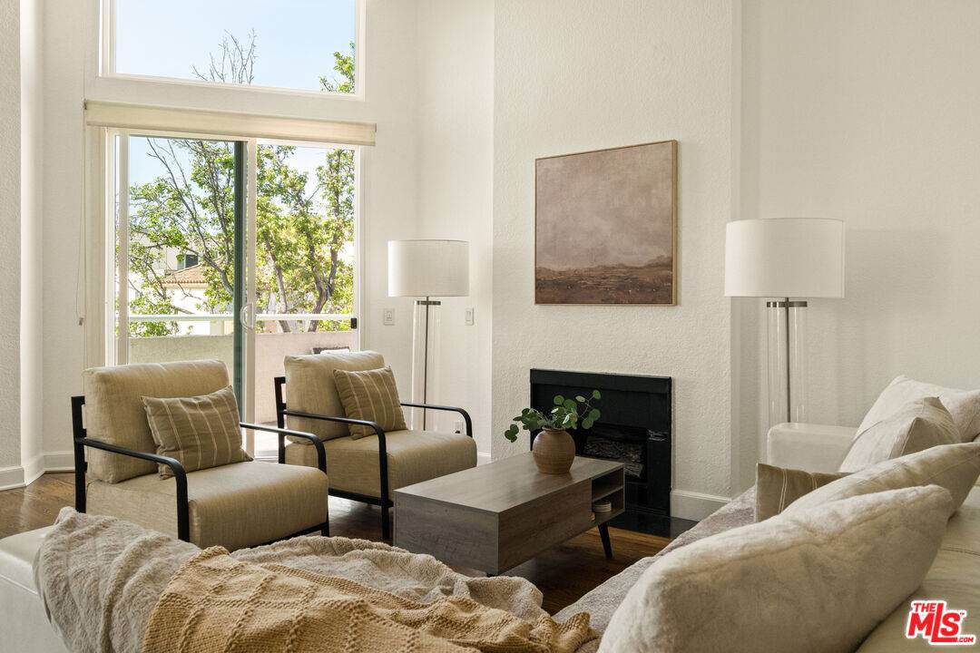 1310  N Detroit St 2BR Hollywood Hills East La