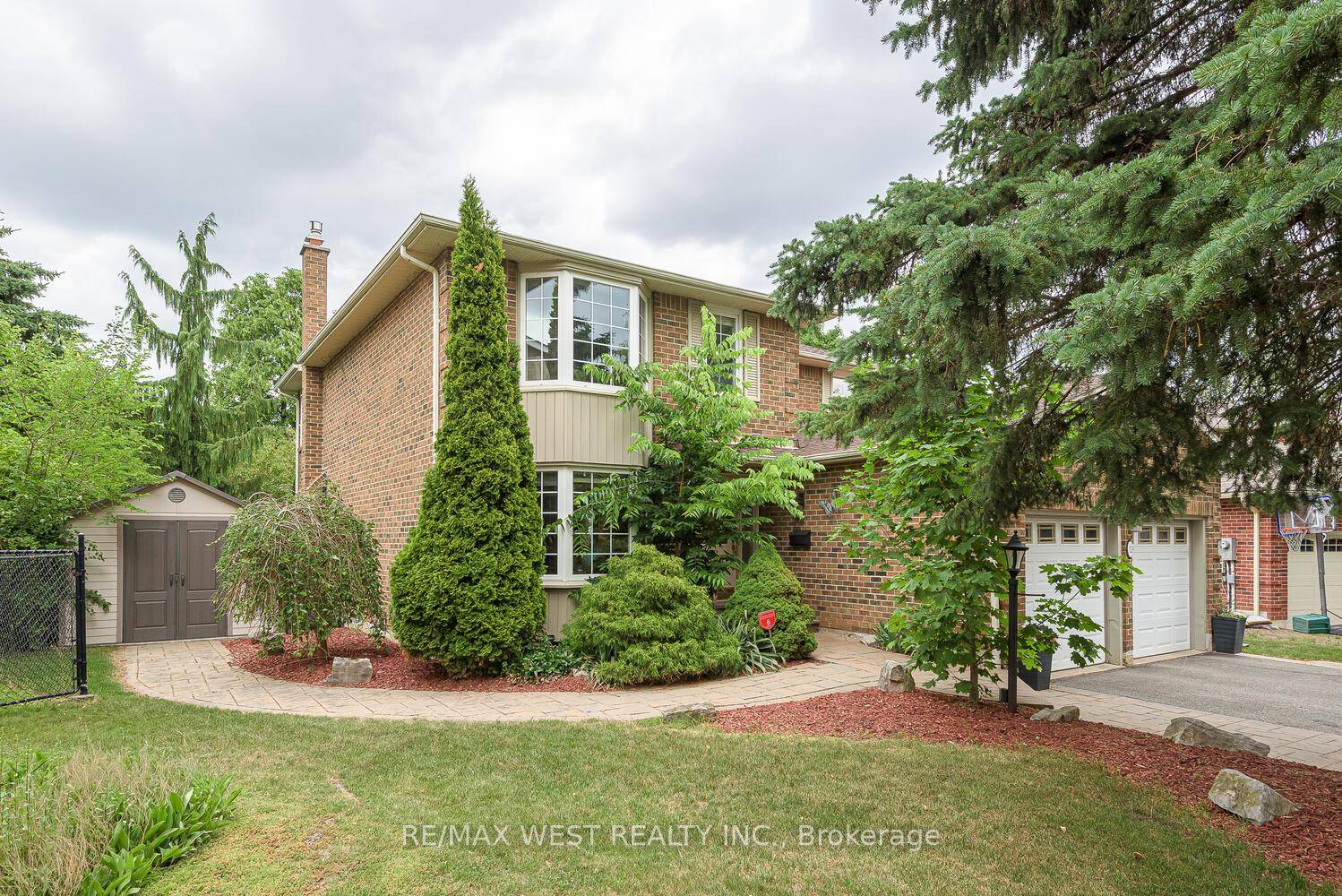 AMAZING WHITE SPRUCE ESTATES GORGEOUS UPGRADED PROPERTY THROUGH OUT SITUATED IN THE QUIET SAFE COURT SECTION OF THIS FAMILY NEIGHBOURHOOD !
