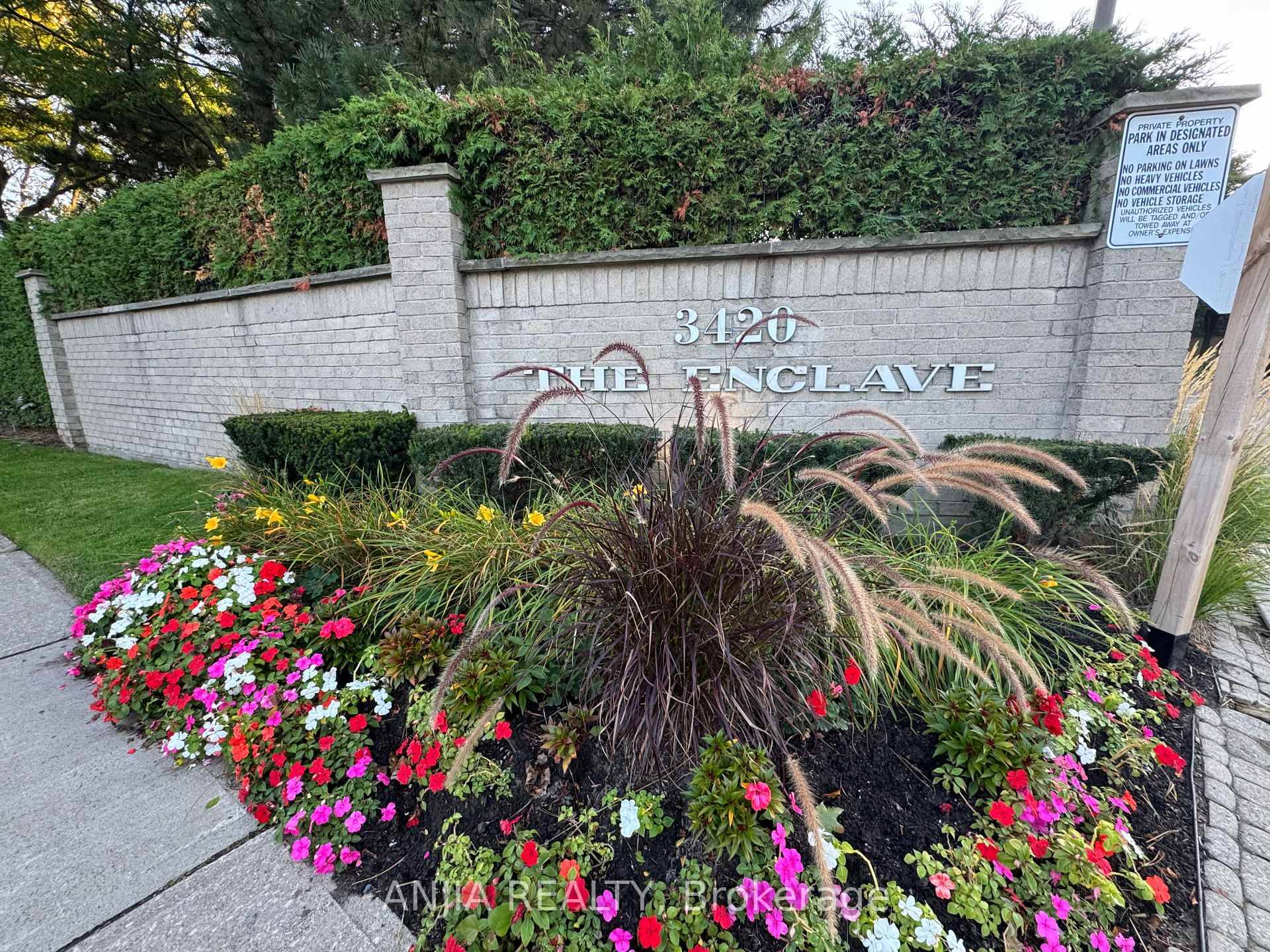 Welcome to this beautifully renovated townhouse in the heart of Erin Mills, Mississauga.