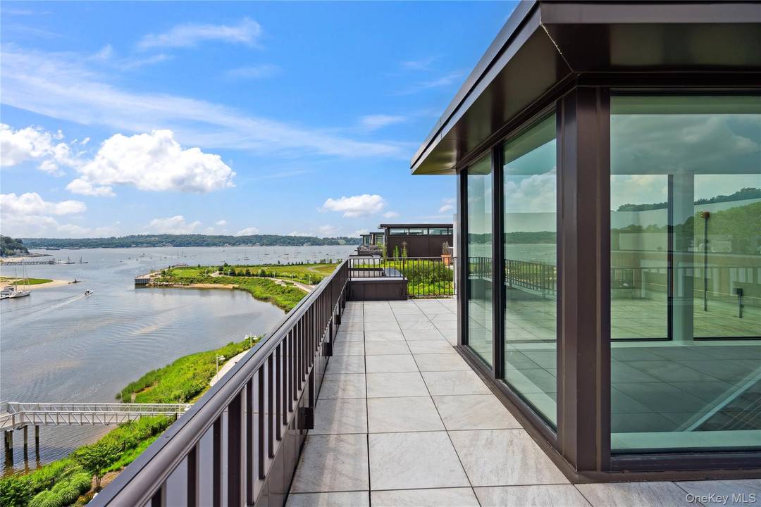 GLEN COVE. Luxury living at its finest, within the Beacon at Garvies Point ; nestled on 56 acres of waterfront, residence 1304, is an exquisite 3 bedroom, 3 full bathroom ...