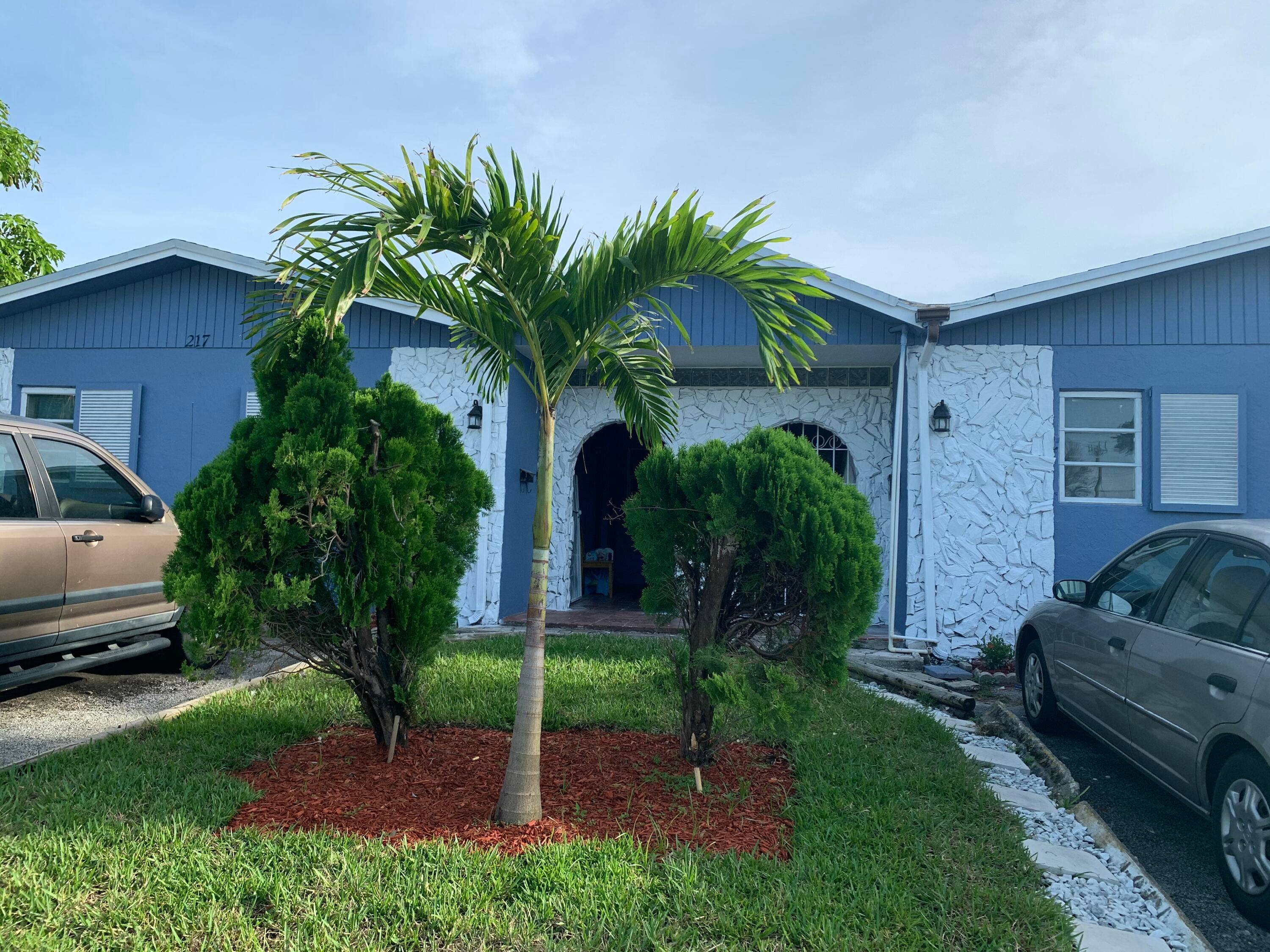 Stunningly Renovated 4 Bedroom, 3 Bath Ready To Move in duplex in BOYNTON HEIGHTS.