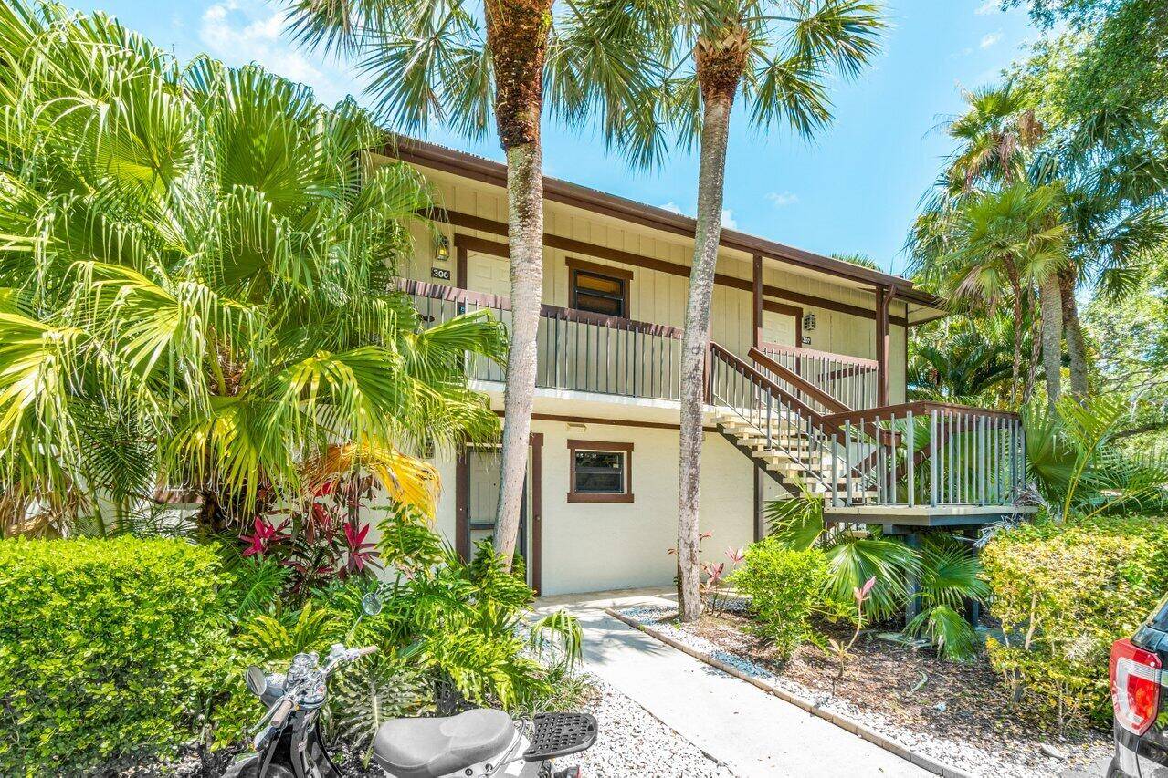 This beautifully remodeled ground floor Bagatelle apartment features a 1 bedroom unit and a studio, which can be enjoyed or be rented separately.