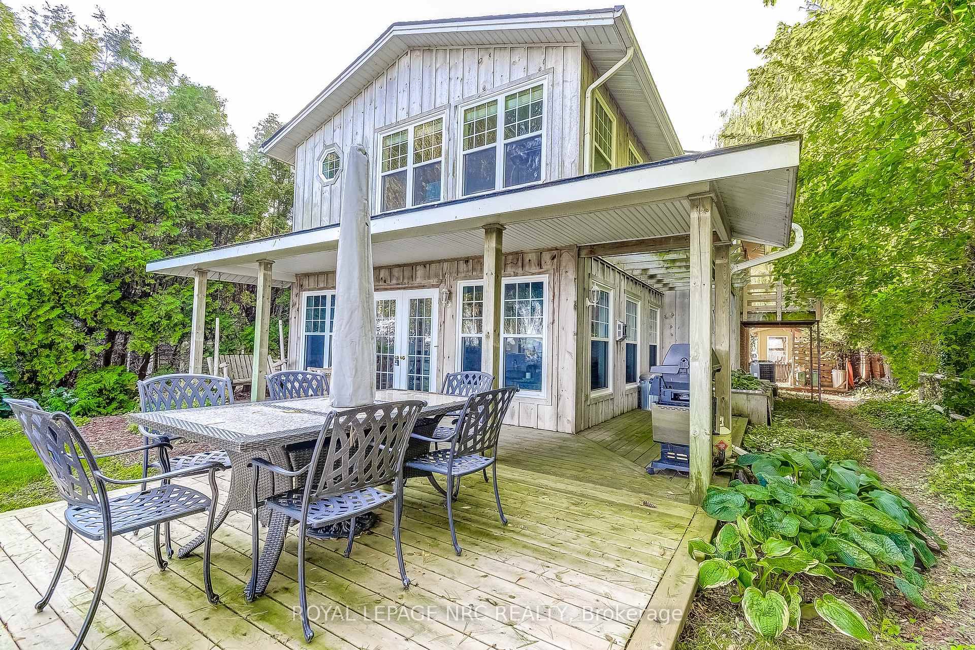 Welcome to this exceptional lakefront home in the charming community of Niagara on the Lake a perfect blend of rustic charm and modern elegance.