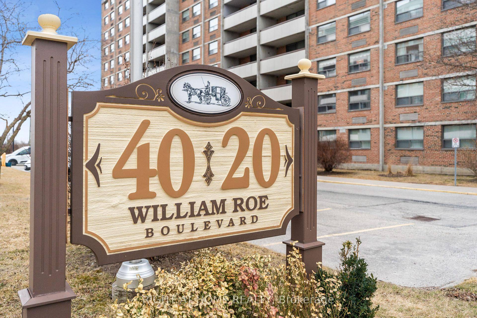 Large 3 Bedroom Condo in the heart of Newmarket.