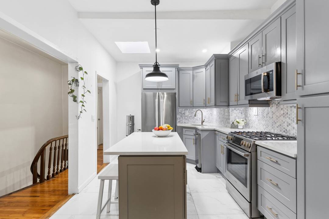 32 East 126th Street Duplex Townhouse Rental Central Harlem, New York City Near Marcus Garvey Park OVERVIEW Rarely available 5 bedroom, 2 bathroom duplex townhouse residence spanning the second and ...