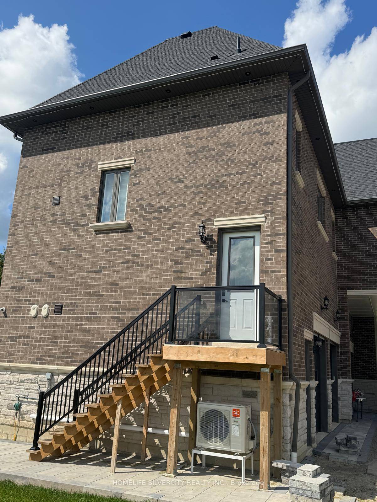 Apartment above garage for lease, comes with master bedroom with its own washroom, Big Kitchen with an island, brand new appliances, as well as a laundry room.