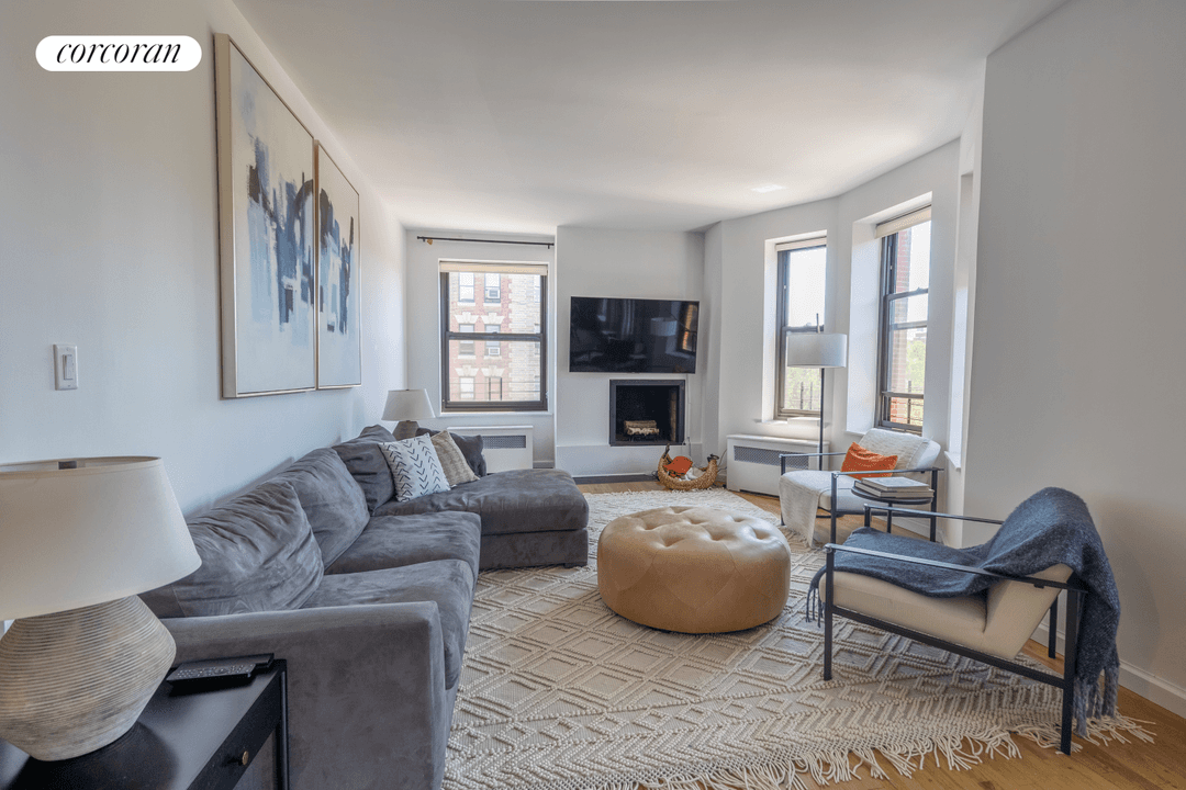 This sun filled elegant three bedroom, two and a half bath residence at the Endicott offers a rare opportunity to own a spacious home in one of the Upper West ...