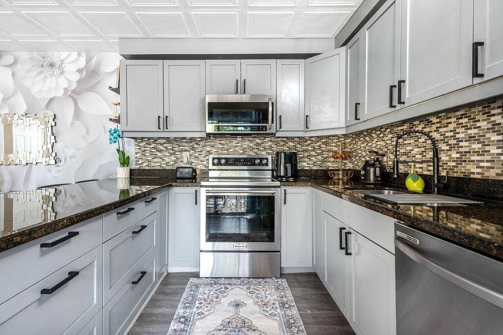 Cozy and renovated townhouse with private courtyard !