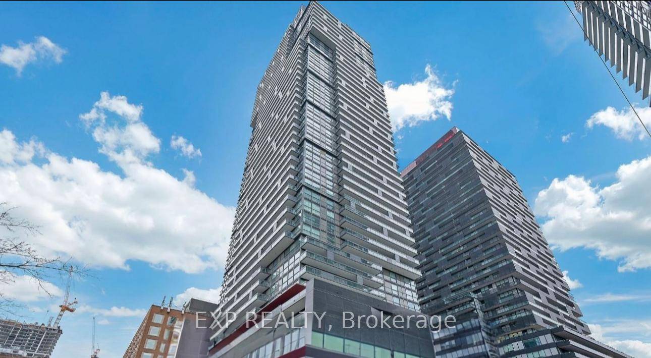 Welcome to E2 Condo ! 10 Feet ceiling 3 bedroom, 2 bathroom Bright Unit in the heart of Yonge and Eglinton.
