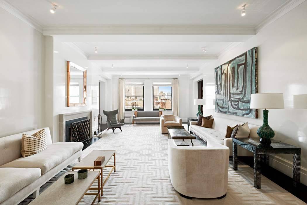 This splendid residence is located in one of Manhattan s finest white glove prewar cooperatives.