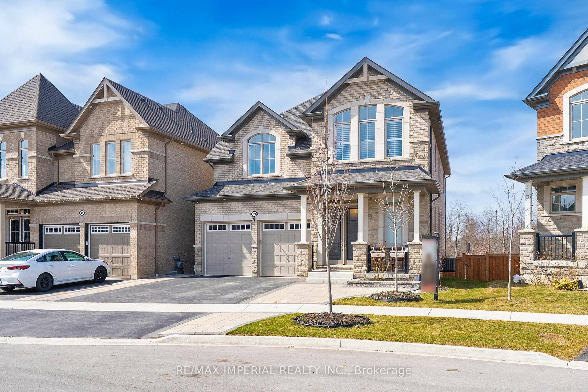 Located in a newly developed and modern community, this meticulously crafted home was built to a high standard right from the pre construction phase.