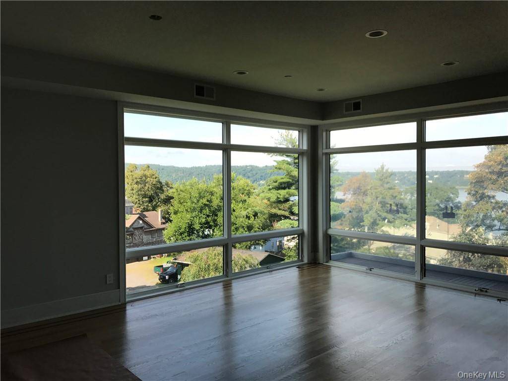 Stunning one bedroom with amazing Hudson riverviews for your enjoyment All amenities granite kitchen, wine cooler, washer dryer in unit balcony off the livingroom time to treat yourself vacant and ...