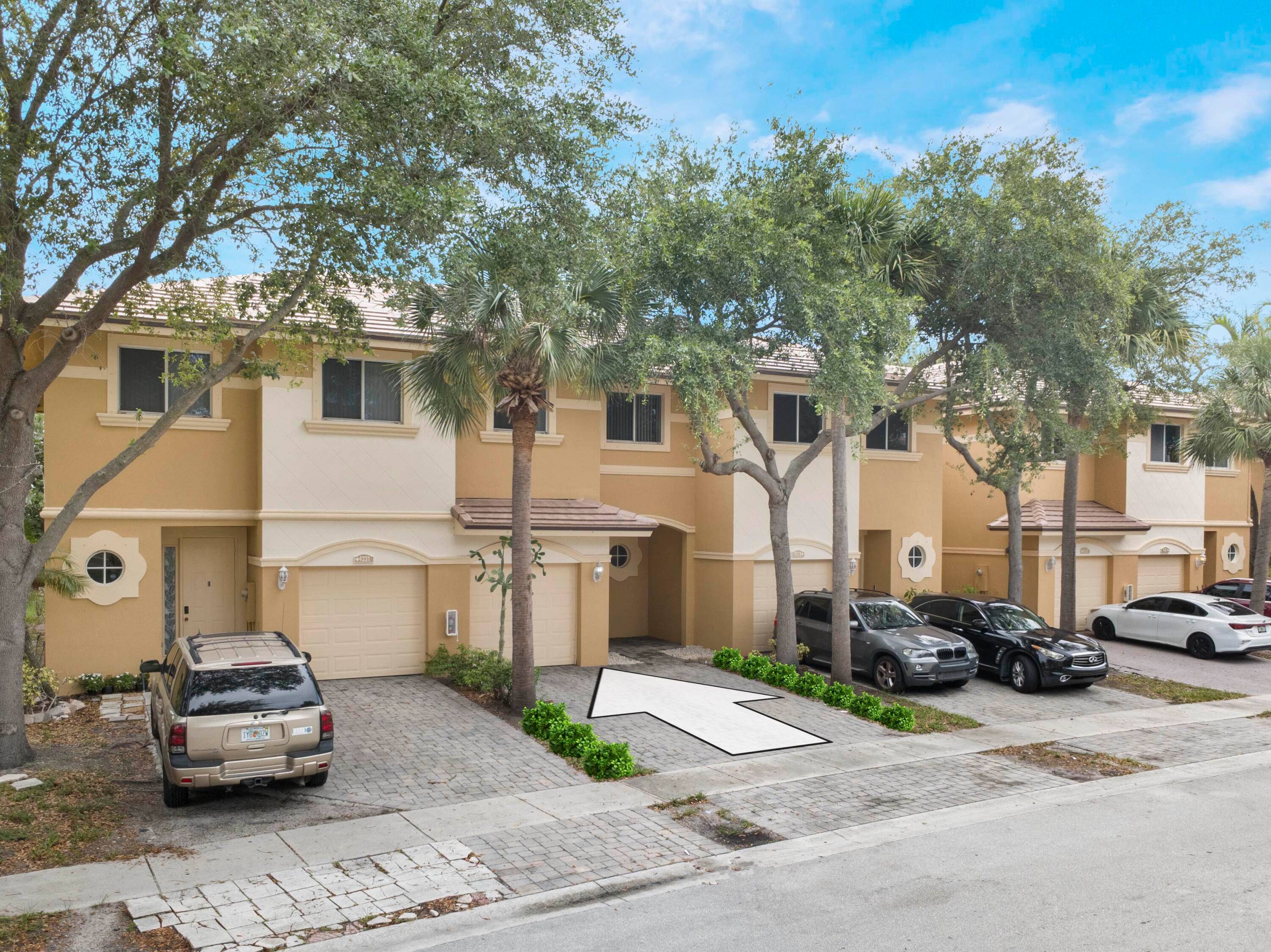 Prime Location ! Spacious Townhome in the Heart of Lake Worth Palm SpringsBrand new Roof 2025, Freshly painted inside and outside, New Carpet.