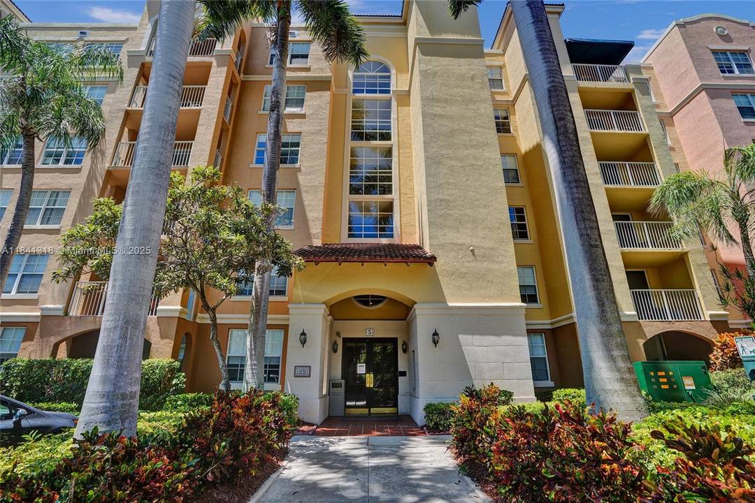 Don't miss the opportunity to own a spacious 2BD 2BA unit in the heart of Aventura at The Yacht Club a 24 hr.