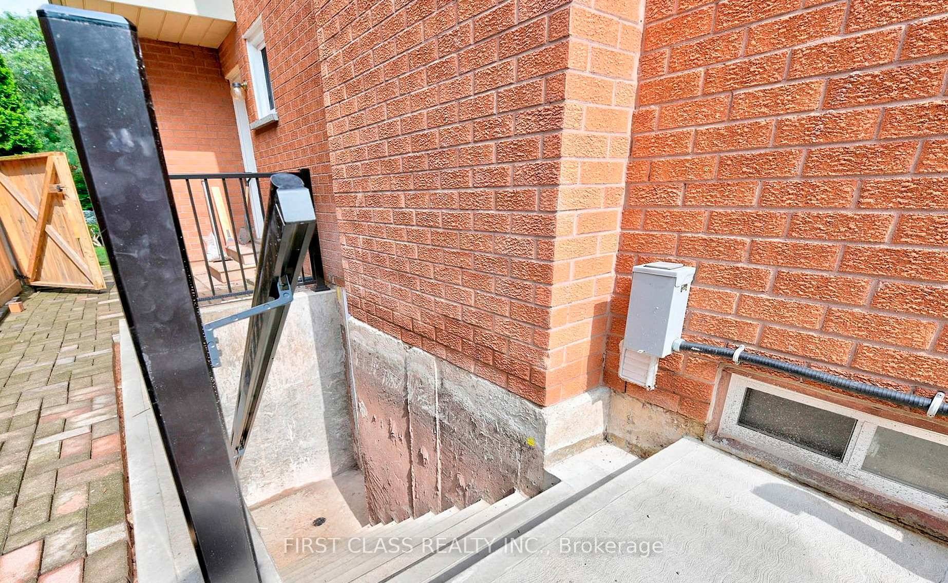 Glen abbey basement unit, Recently Renovated, Spacious 2 Bedroom Unit Move In Condition.