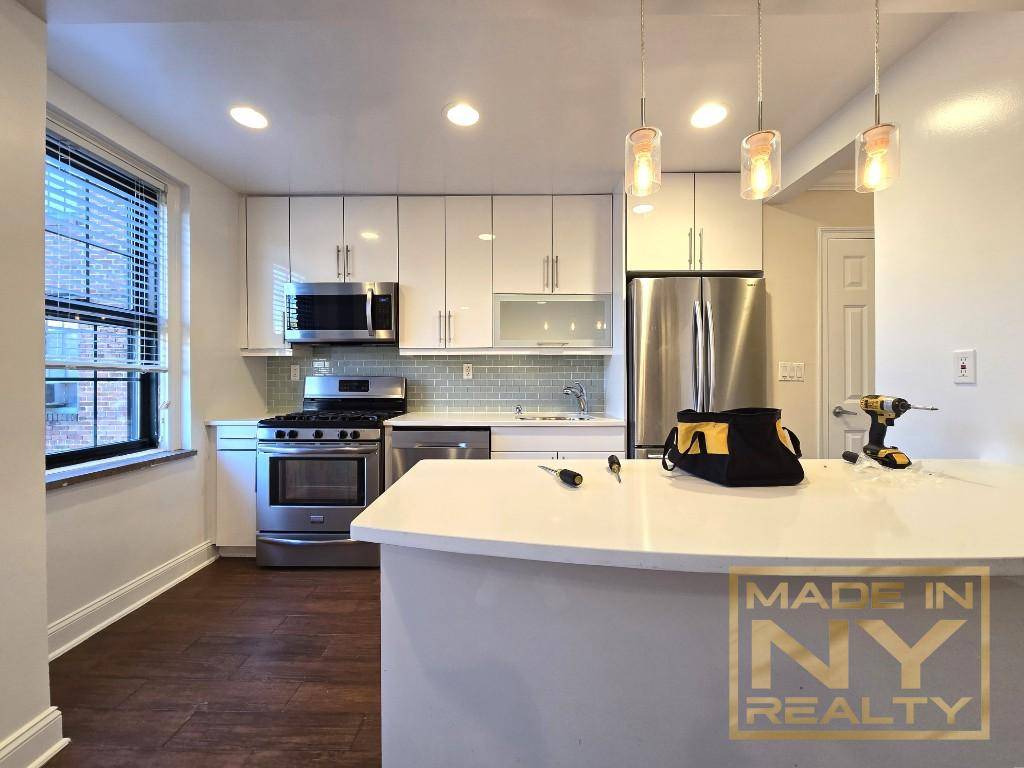 Sunnyside Gardens Renovated Gorgeous Spacious 2 Bedroom 1 Bathroom Balcony By 7, M amp ; R Trains Actual Photos amp ; Video of the Unit !
