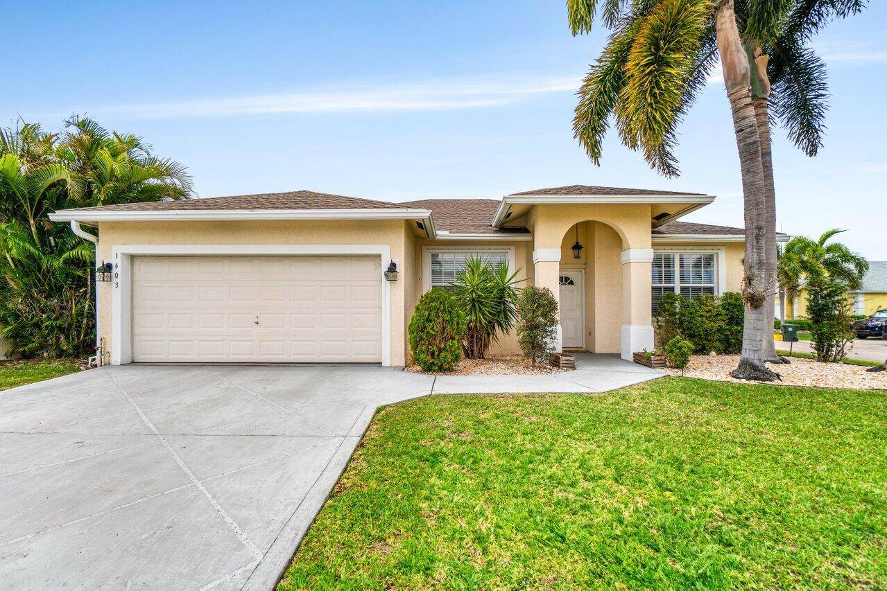 Welcome to your own slice of paradise in beautiful Greenacres, Florida !
