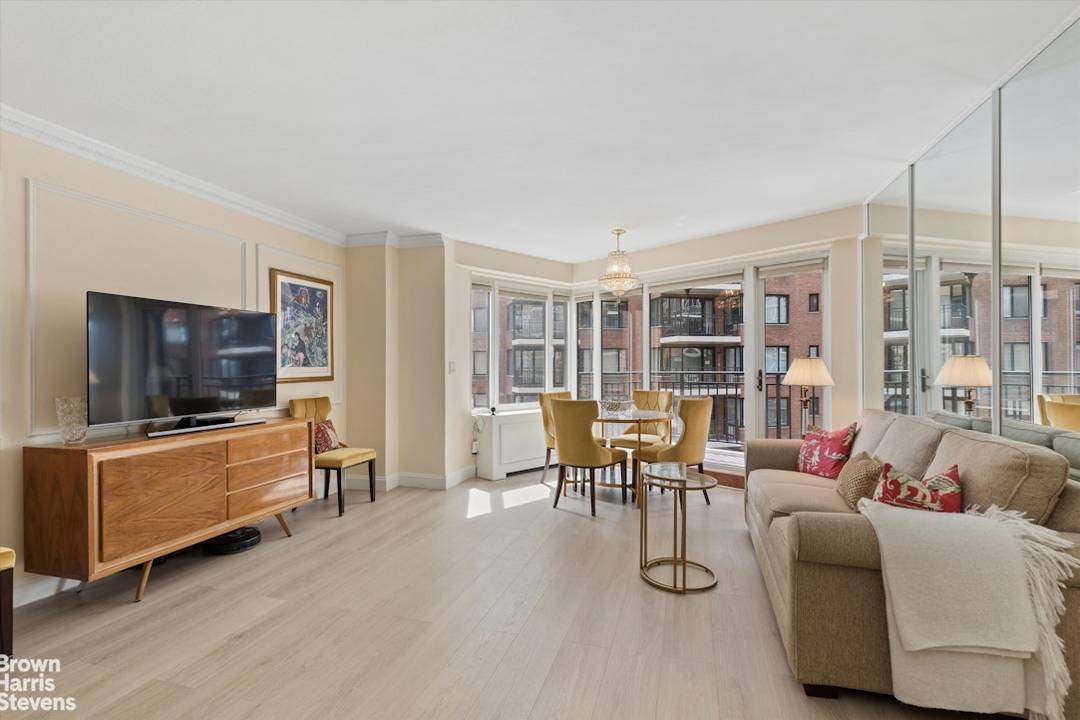 Enjoy exceptional city living in this bright one bedroom home featuring direct river views from every room and a private balcony.