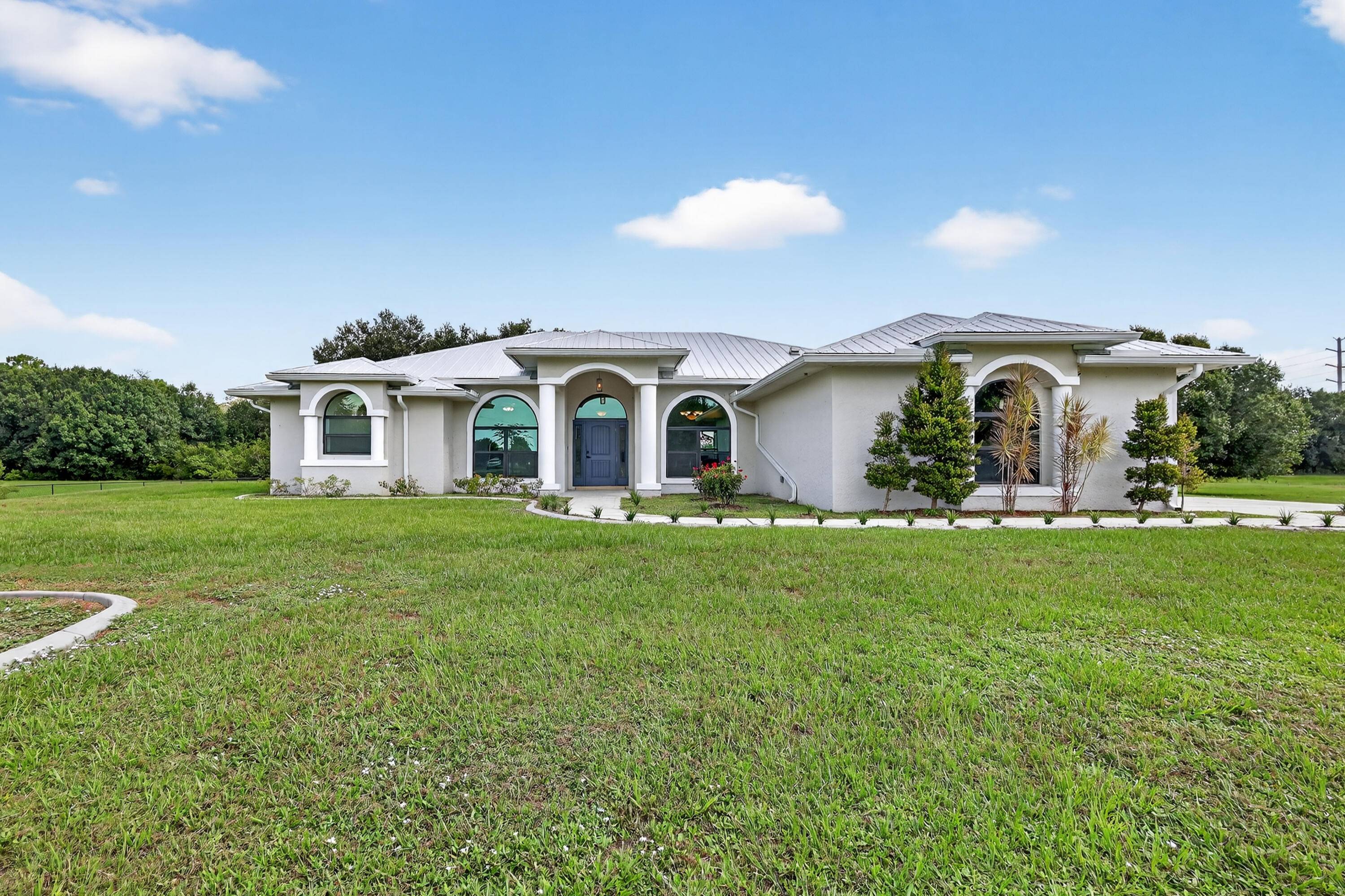 SITED ON A 3. 36 ACRE CUL DE SAC RES AG LOT W PRIVATE FISHING POND.