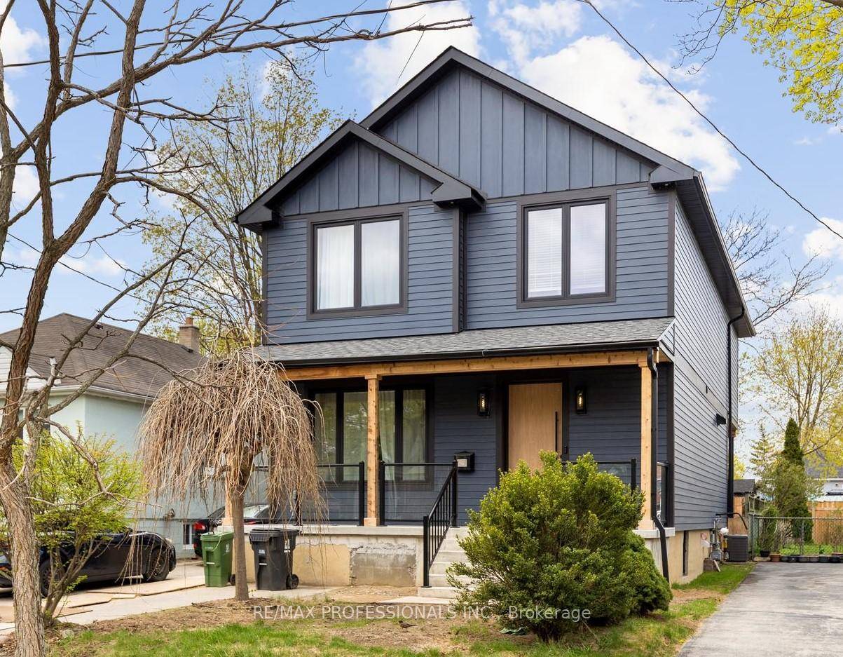 Make this recently built luxury 2 bedroom 1 bath unit close to the Queensway your new home !