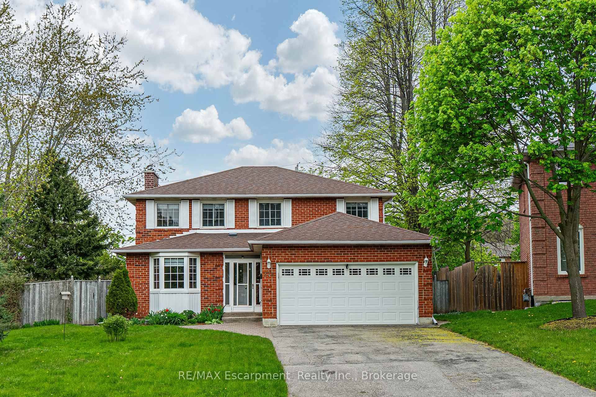 Welcome to 376 Ellesmere Court, perfectly nestled on one of the most sought after, family friendly streets in the highly sought after Donovan neighbourhood.