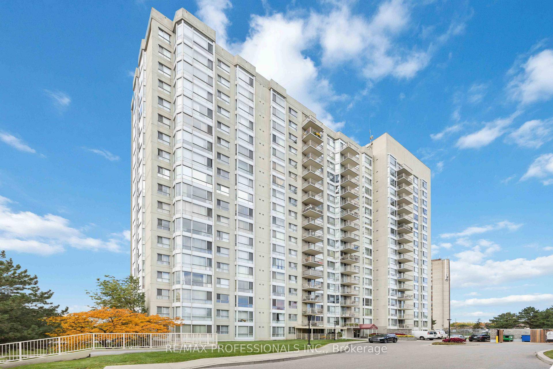 Room for rent with private bathroom in great building and convenient location.